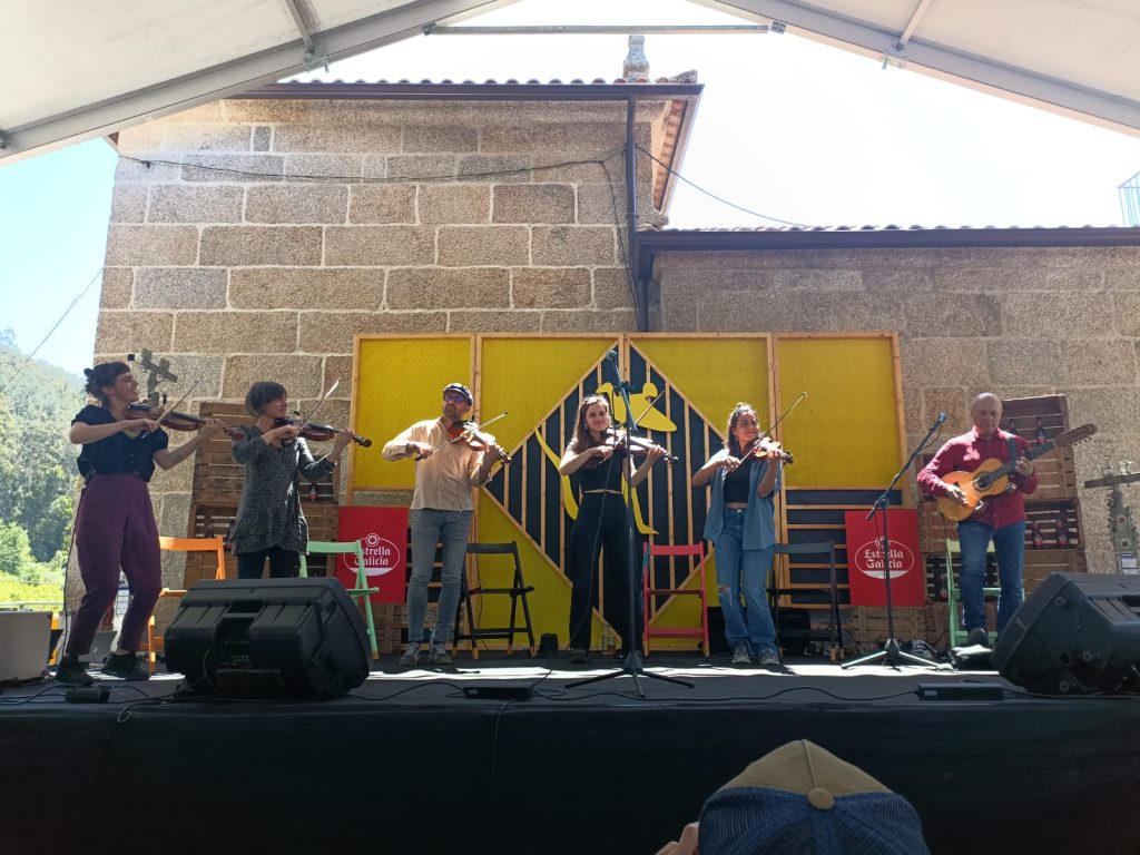 seis personas tocando instrumentos en una escena